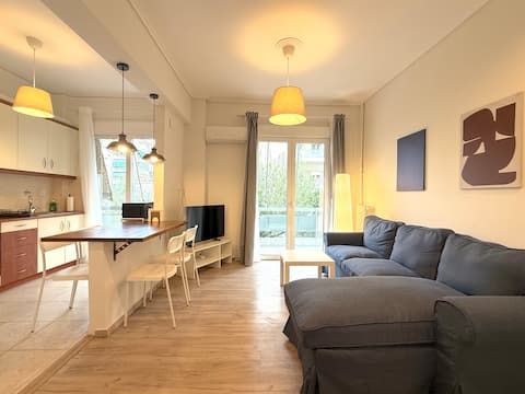 Popular Airbnb listing: 1BR next to Pasalimani, Marina Zeas & Hospital in Φρεαττύδα