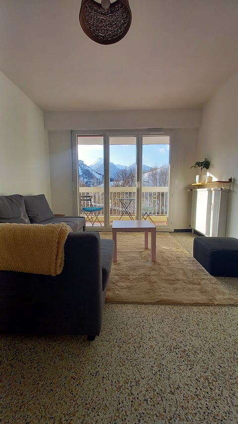 Airbnb performant: Bright apartment with terrace à Briançon