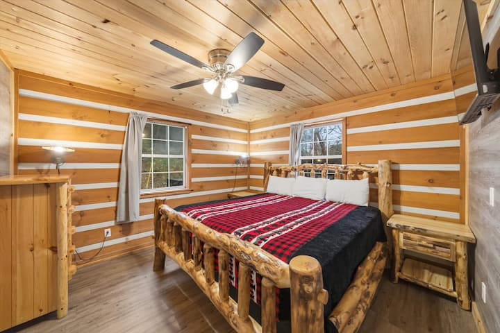 ห้องนอนที่ 2 และห้องน้ำเต็มรูปแบบอยู่ที่ชั้นหลัก