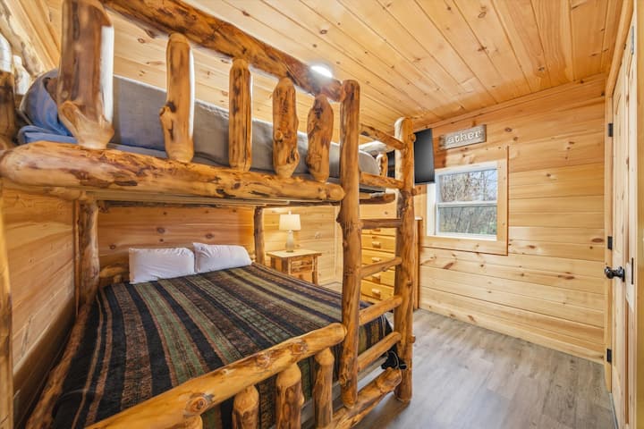 ไม่มีอะไรบอกว่าวันหยุดสนุกเหมือนการแชร์ห้องเตียงสองชั้นที่อบอุ่นกับเพื่อนหรือครอบครัว!