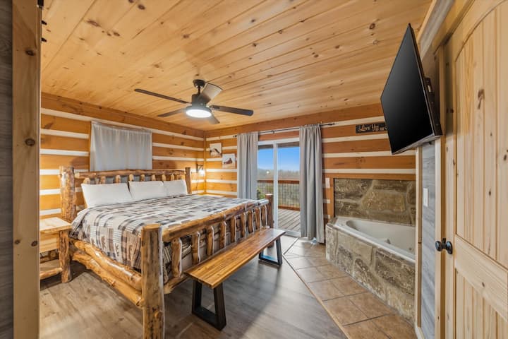 ห้องนอนหลักพร้อมห้องน้ำในตัวเต็มรูปแบบและมีอ่างอาบน้ำพร้อมฝักบัว รวมถึงประตูกระจกที่นำไปสู่ดาดฟ้าเพื่อชมวิวที่น่าทึ่ง!