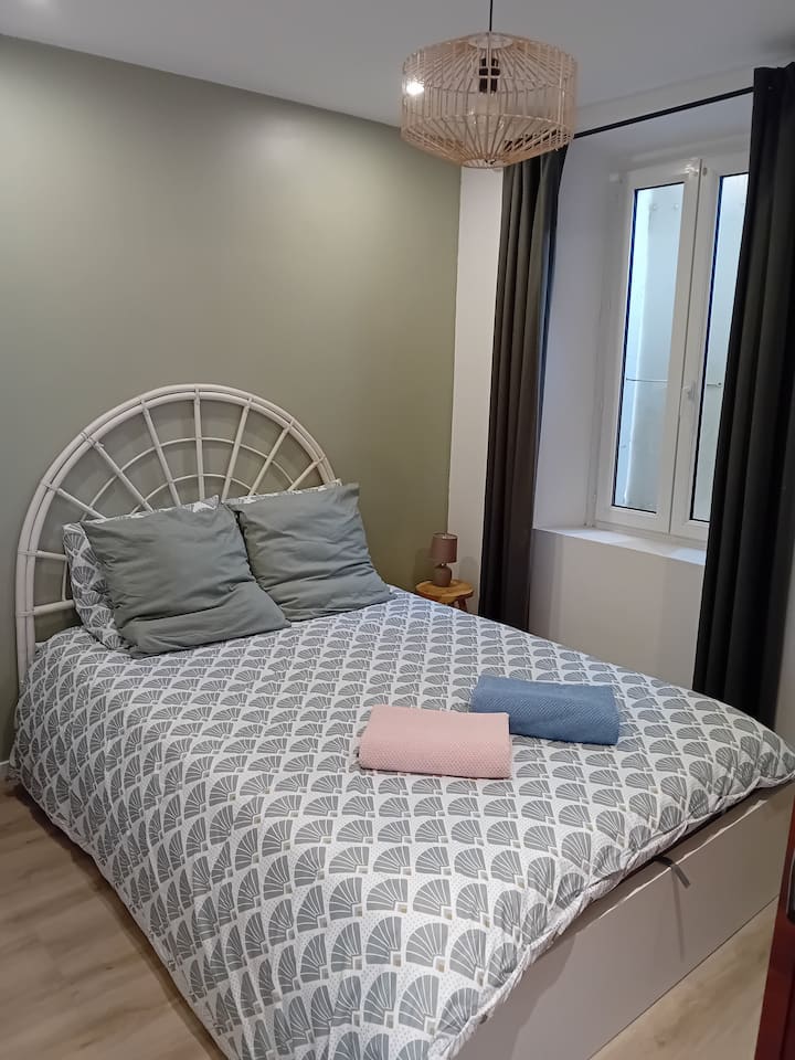 เตียงใหญ่ใน 140
มีเตียงที่ 2 พร้อมเตียงโซฟาในห้องนั่งเล่น