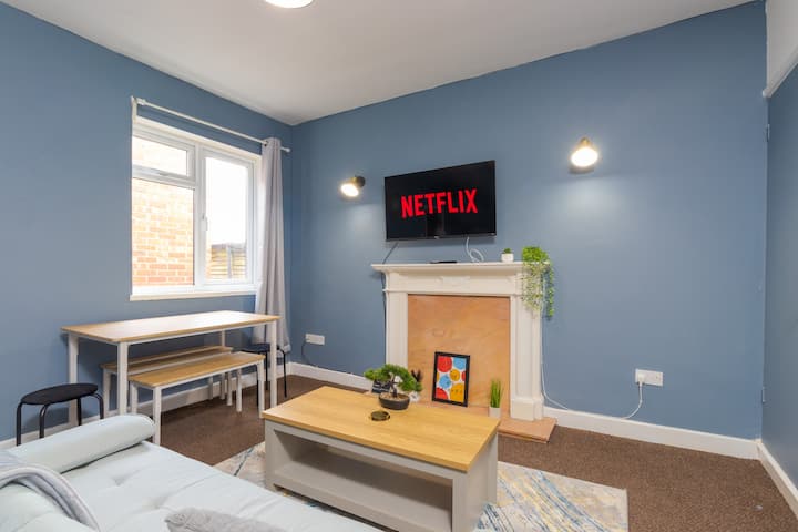 Spacious High Street Apartment, Sleeps 6 - Nuneaton