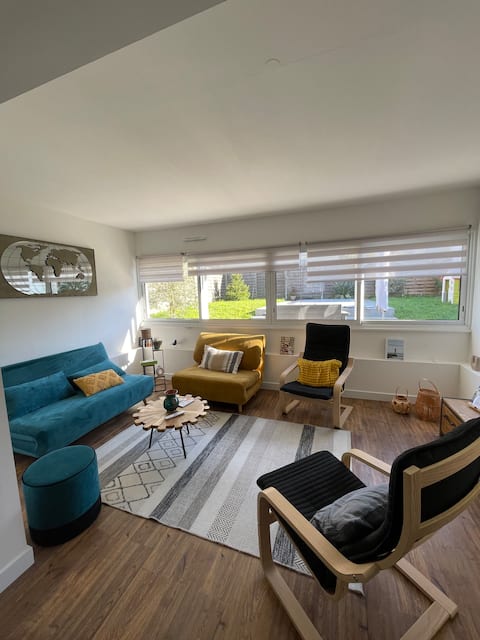 Successful Airbnb property: Cozy house with swimming pool, center of Bruz in Bruz
