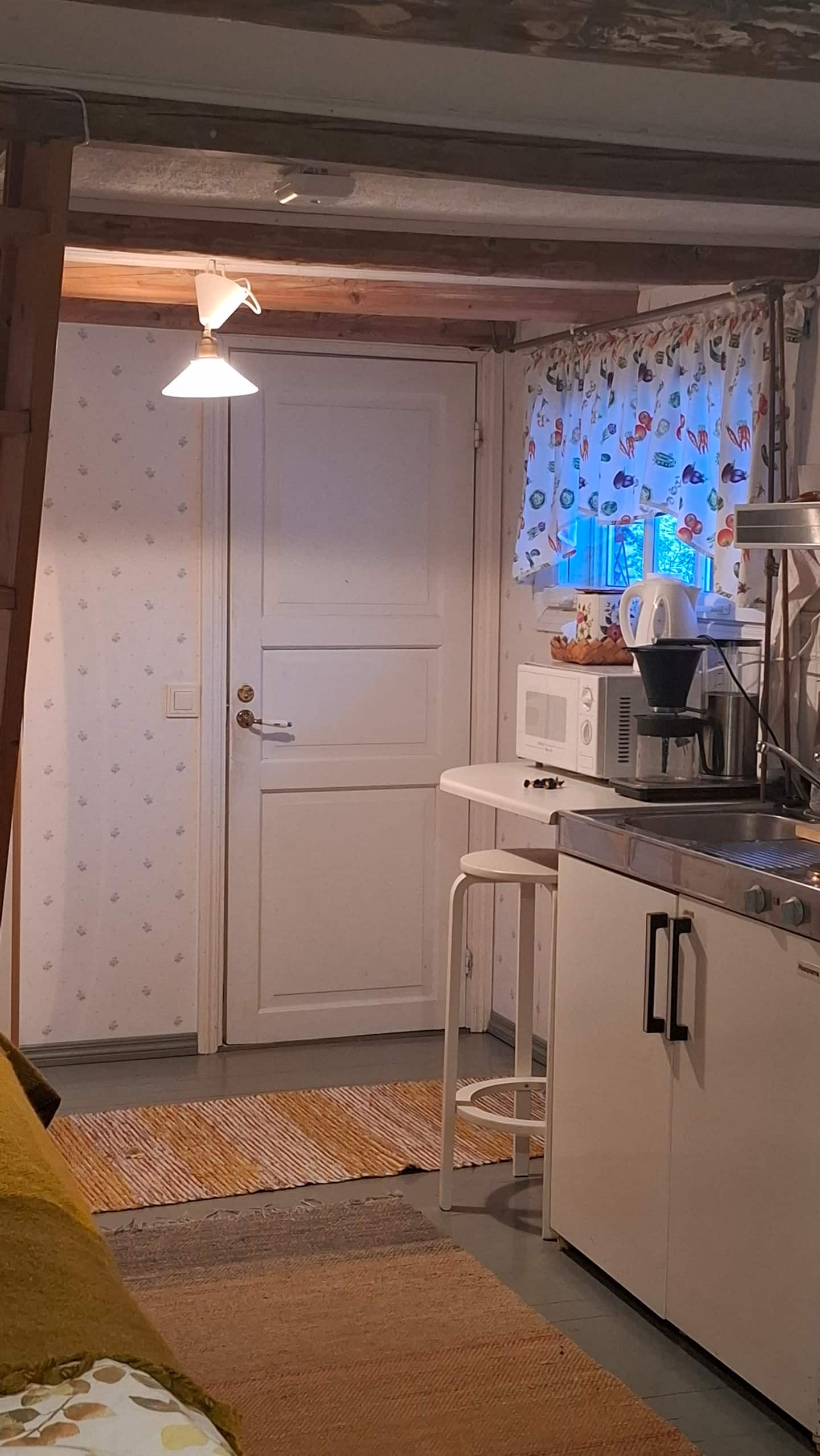 Vanhan Maalaistalon Jauhoaitta, Rauhallinen Piha. 3