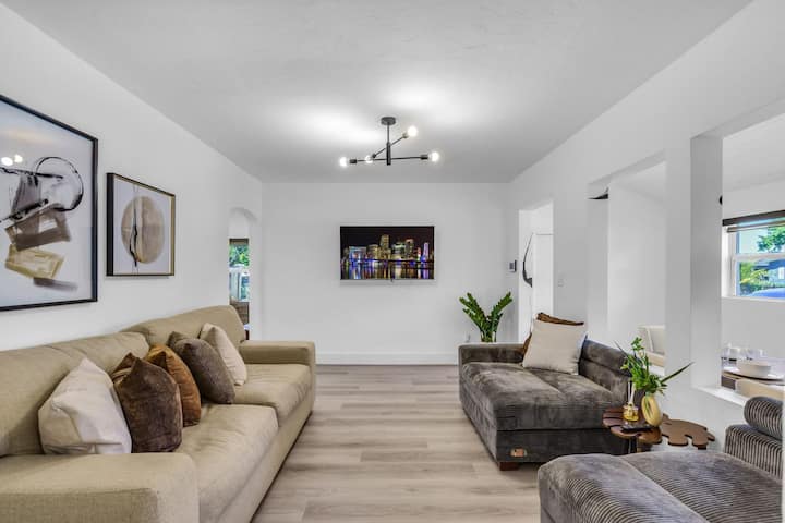 Cozy Modern Home Wynwood & Design District - Miami, FL