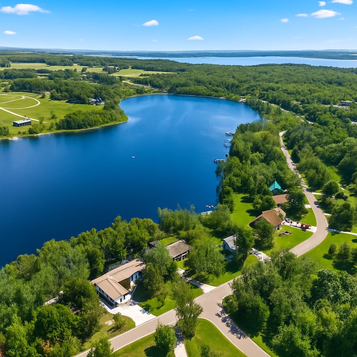 Lakefront 3-bedroom Retreat On Susan Lake - Charlevoix, MI