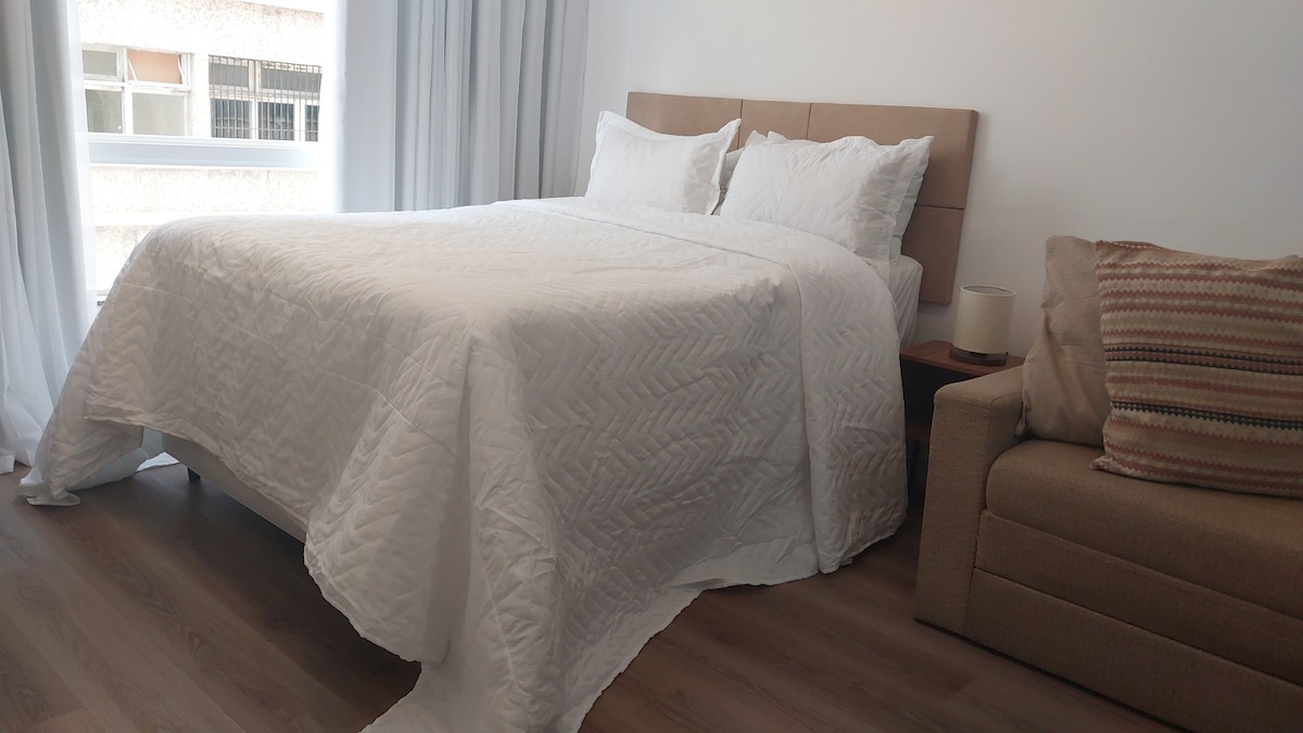 מיטה זוגית נוחה עם כריות ומצעים