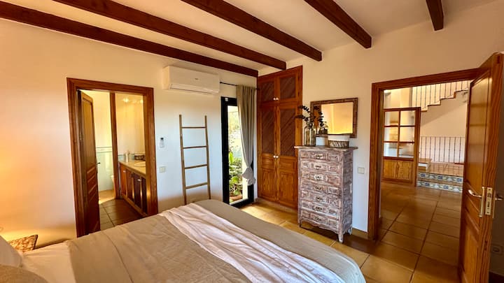 2 oddelené postele (1,90 × 0,90 m / 6' 3" × 2' 11"), ktoré je možné podľa uváženia hosťa poskladať alebo oddeliť  