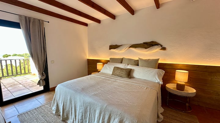 4 jednolôžkové postele (1,90 x 0,90 m / 6' 3" x 2' 11"), ktoré je možné podľa uváženia hosťa spojiť alebo oddeliť, s vlastnou kúpeľňou.
