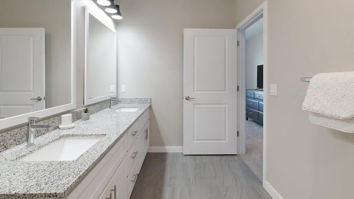 Landing | Spectacular 2bd, Yoga Studio, Gym - Davenport, FL