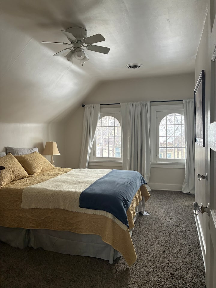 Cozy One-bedroom Apartment In Historic Home - 伊利