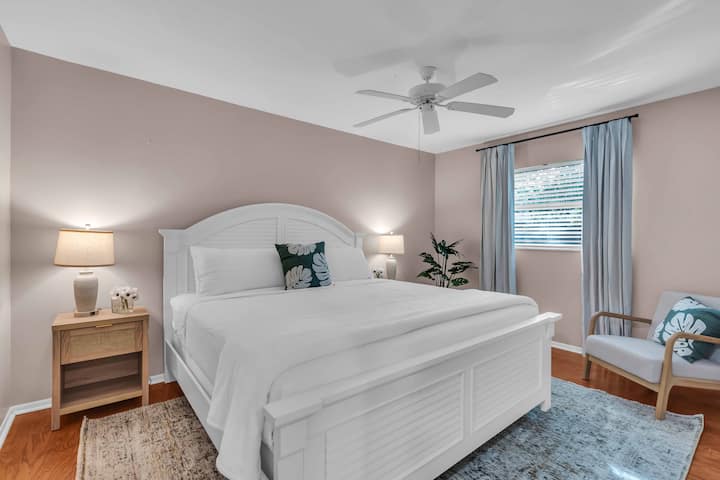 Una cama tamaño king y sábanas limpias.