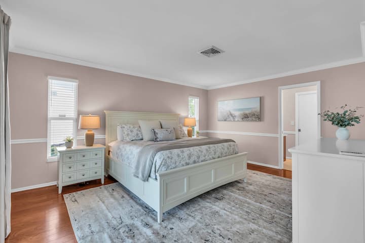 Dormitorio principal con cama tamaño king, sábanas frescas y baño privado. 