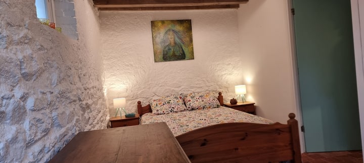 独立卧室内有一张双人床，可能还有放置儿童床的空间。 