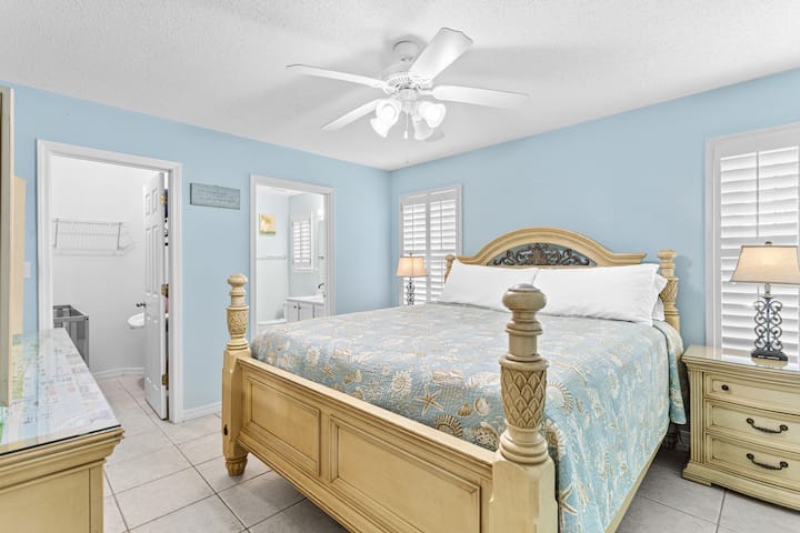 Chambre principale avec très grand lit et salle de bain attenante