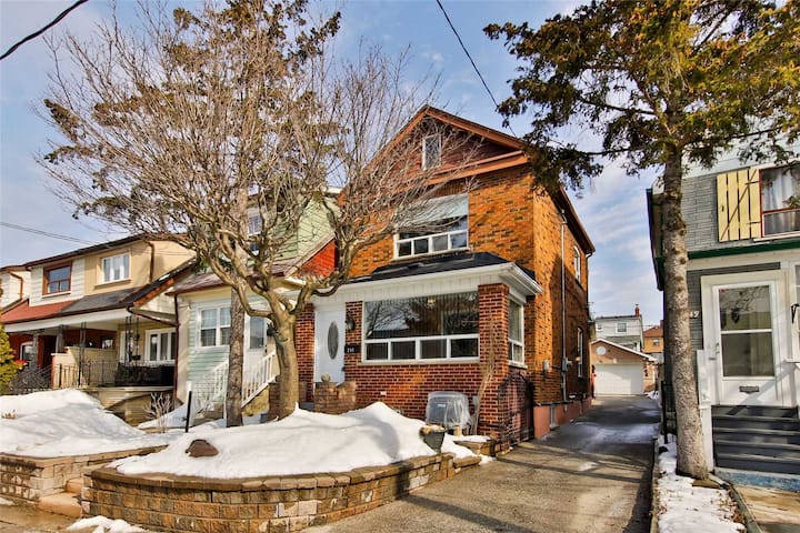 Modern Silverthorn Gem With Private Parking - Toronto