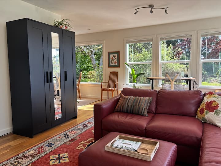 Manitou Beach View Cottage - Bainbridge Island, WA