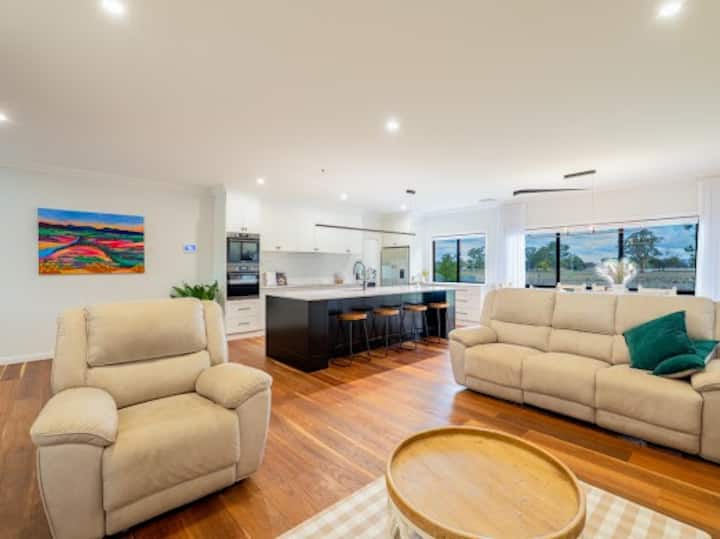 Luxe Country Retreat. Entire Wagga Home. - 沃加沃加