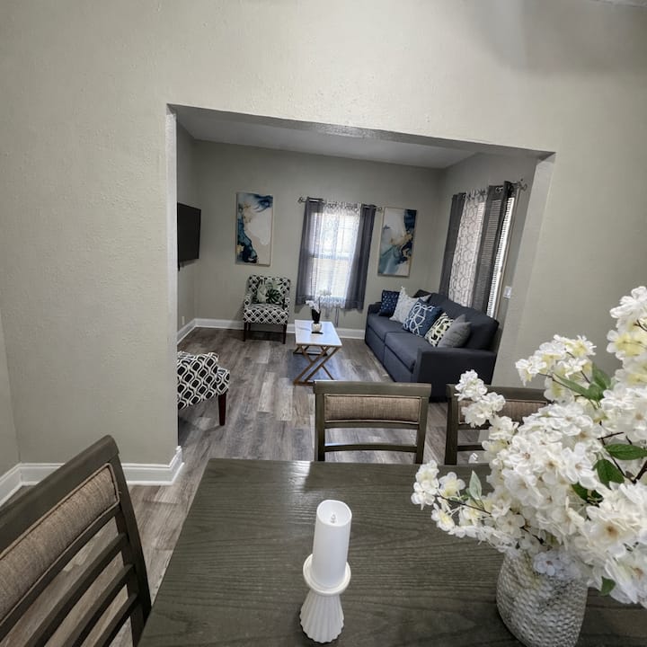 *New* • Clearwater Getaway • Dogs Ok • Sleeps 6 - Clearwater Beach, FL