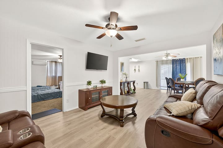 Home Away From Home In The Heart Of Arlington - Arlington, TX