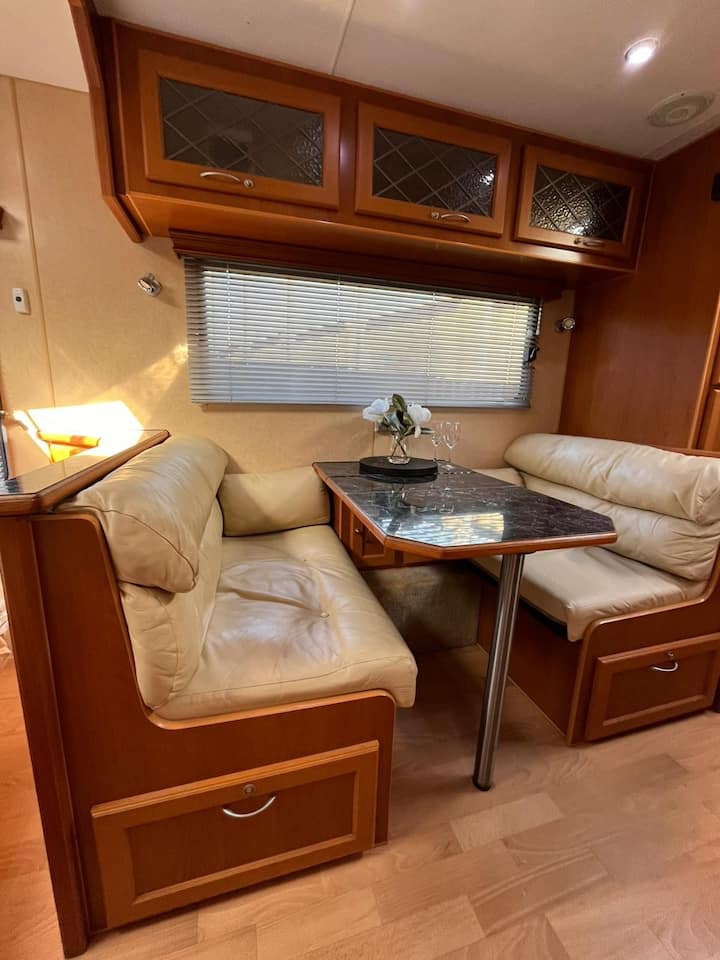 Luxury Rv Oasis Steps From Laverton Station - Laverton