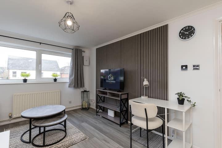 1 Bed Flat In Horsham Town Centre | Free Parking - Knepp Castle Estate