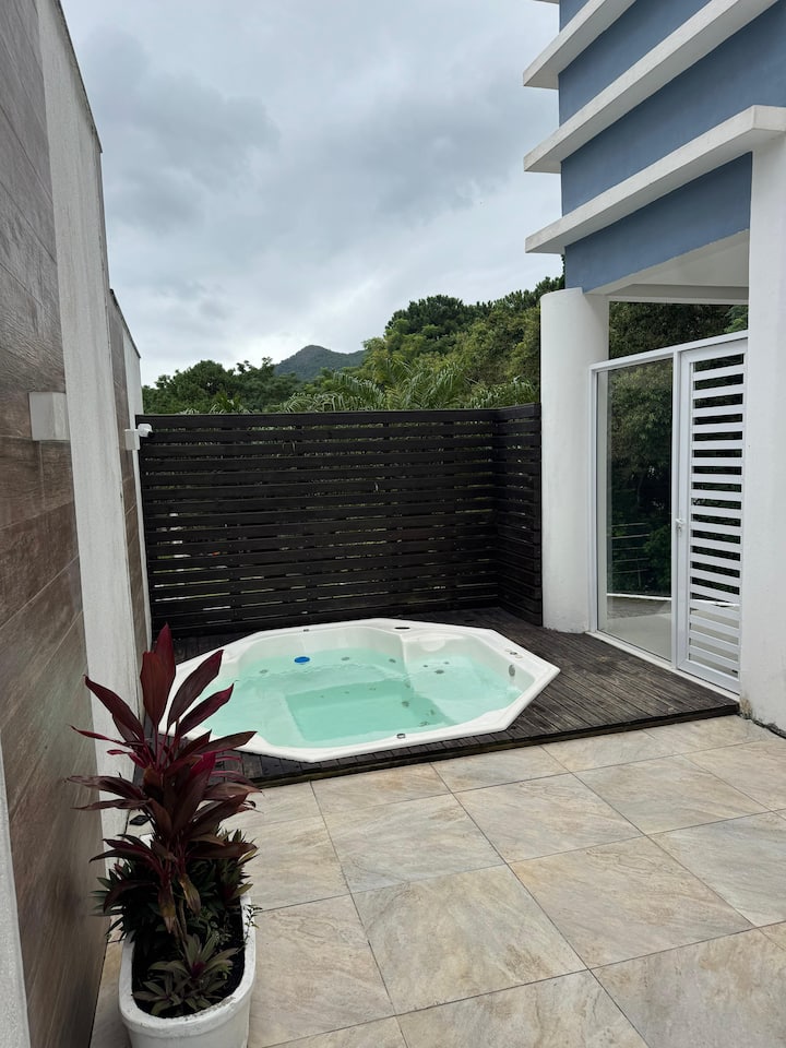 Casa De Alto Padrão | Jacuzzi | Próxima A Jurerê - Florianópolis