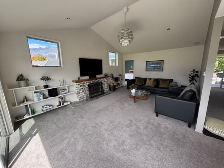 Lifestyle At The Lake House/bike-golf-walk-ski-spa - Queenstown