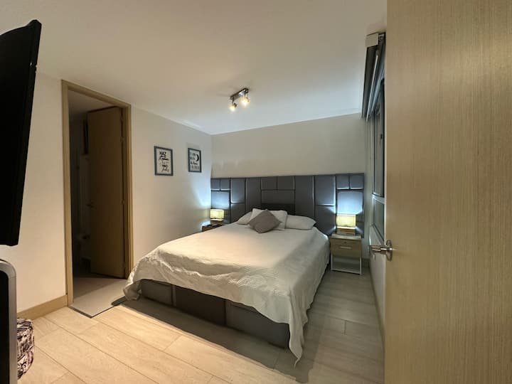 Chambre spacieuse et confortable avec un lit confortable, une literie de qualité hôtelière et un éclairage doux. Un espace conçu pour le repos profond, l'intimité et un séjour tranquille après une journée en ville.