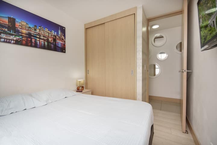 Chambre élégante, avec un grand lit, une literie premium et un placard spacieux. Ambiance chaleureuse et silencieuse, idéale pour un repos profond avec une sensation de confort de type hôtel.