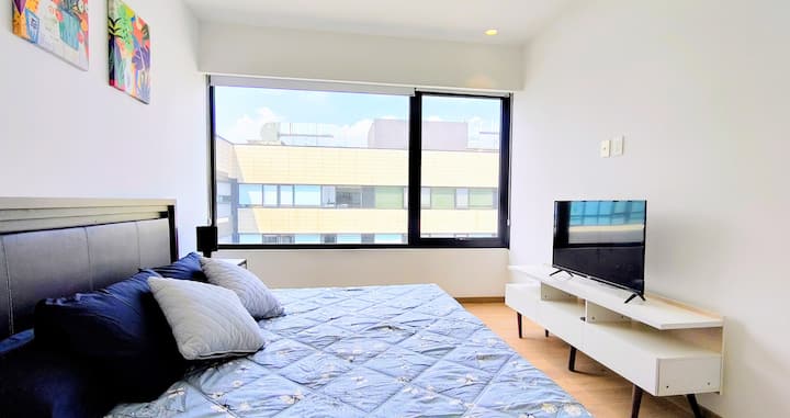 Recámara principal amplia y luminosa en CDMX, con cama cómoda y ventanales que ofrecen excelente luz natural para un descanso total.