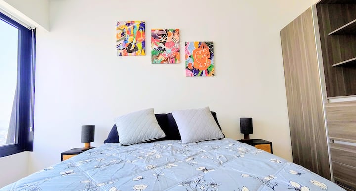 Recámara secundaria cómoda en CDMX, con cama amplia, decoración moderna y ambiente ideal para Recámara con cama canguro (doble capacidad), ideal para familias o grupos, permitiendo alojar más huéspedes cómodamente.