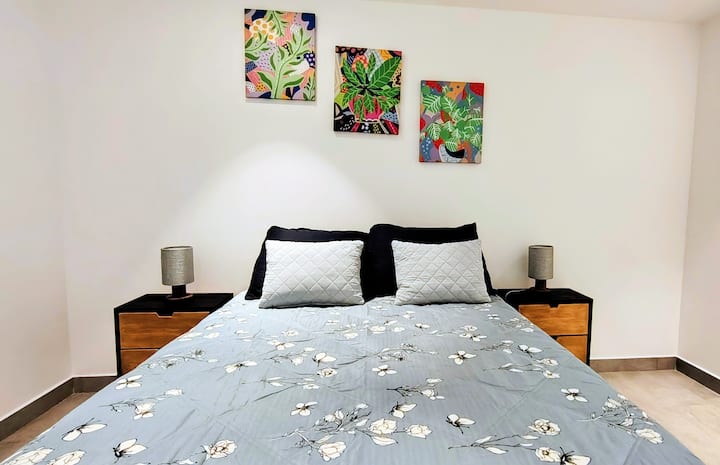 Recámara con cama canguro + cama matrimonial, ideal para grupos o familias, permitiendo alojar más huéspedes cómodamente.