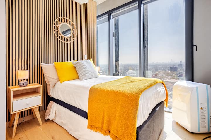 Recámara secundaria con aire acondicionado, excelente iluminación natural y baño completo ubicado justo fuera de la habitación para mayor comodidad.