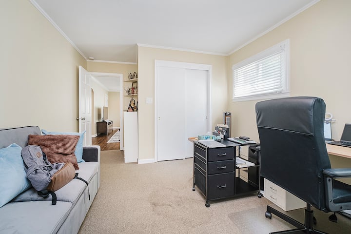 Dormitorio/oficina (el sofá se convierte en una cama de tamaño completo)