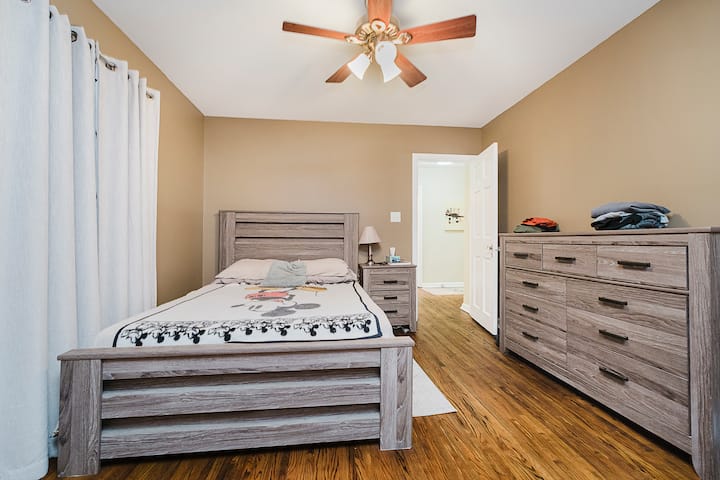 Dormitorio principal con cama tamaño queen y baño en suite.