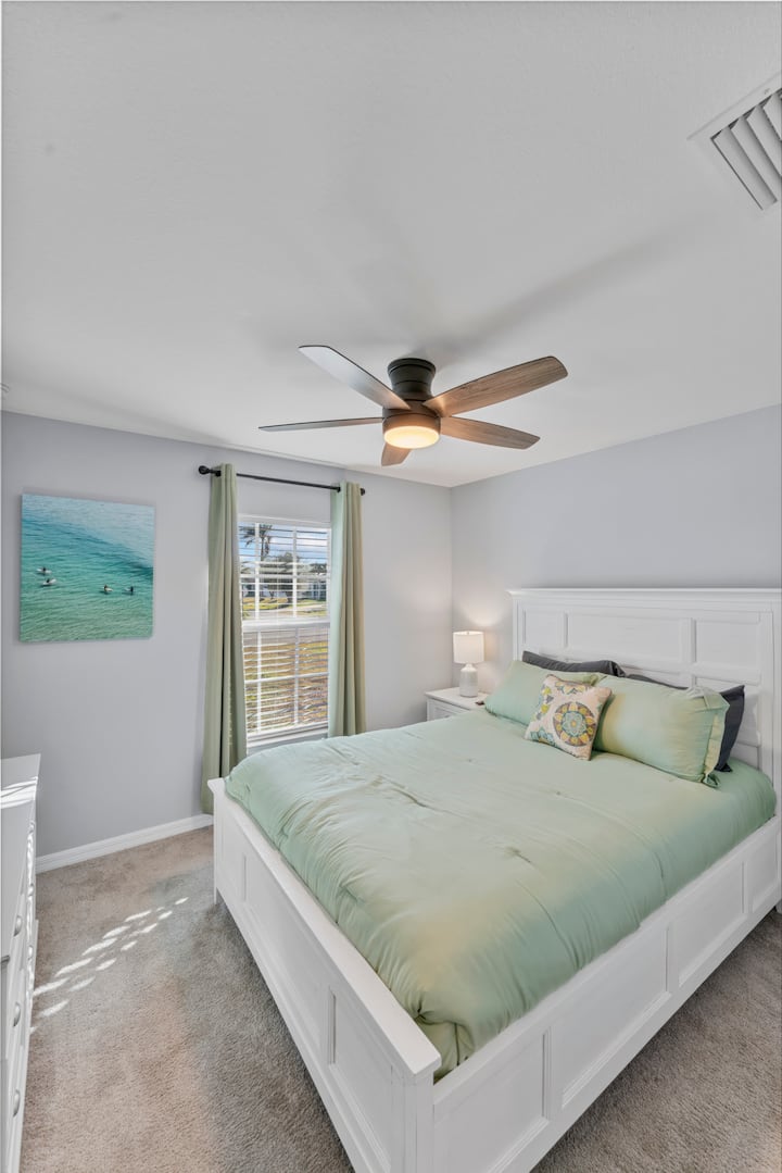 Quarto de hóspedes confortável com cama queen size e TV de 43 polegadas~perfeito para relaxar depois de um dia inteiro.