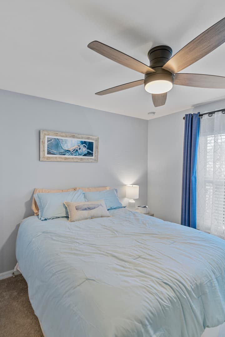 Quarto de hóspedes confortável com cama queen size e TV de 43 polegadas~perfeito para relaxar depois de um dia inteiro.