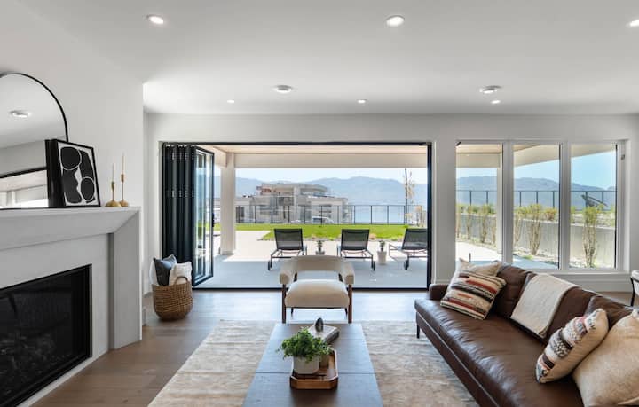 Scenic Luxury Escape – 2 Masters, Pool & Hot Tub - Kelowna