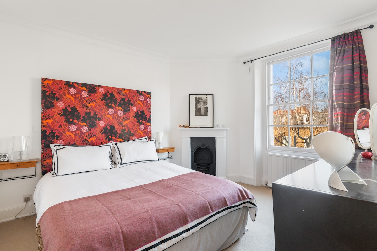 להתעורר לשמש הבוקר, וציפורים שרות, עם נוף ירוק מקסים מחדר השינה הראשי. שלווה באופן מפתיע - ממש בלב נוטינג היל