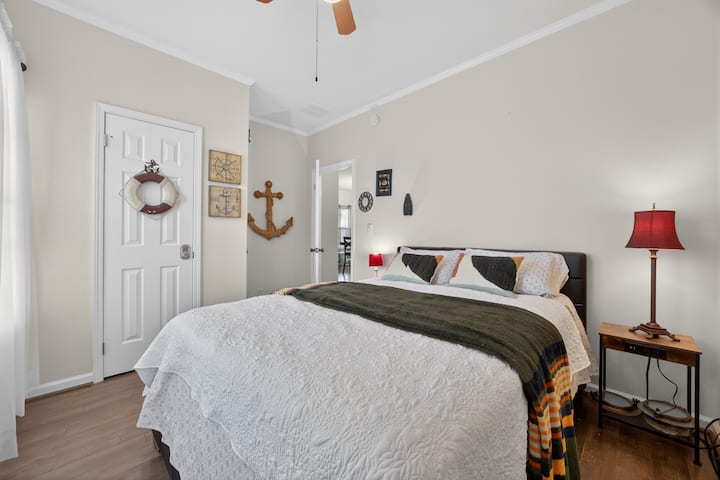 Este quarto acolhedor tem uma cama confortável, lençóis macios e detalhes náuticos encantadores, além de fácil acesso a espaços próximos — perfeito para uma estadia relaxante.