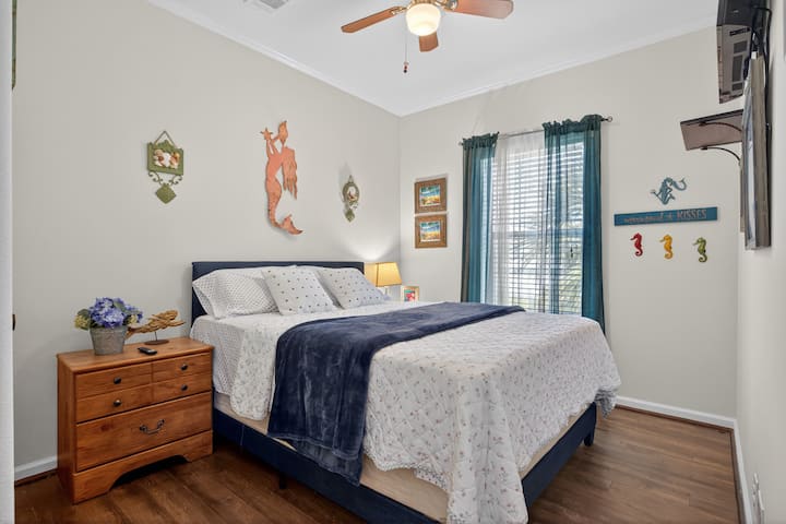 Relaxe neste quarto aconchegante com uma cama confortável, lençóis macios e uma decoração litorânea alegre. A luz natural intensa e os toques inspirados na praia criam um espaço acolhedor para uma estadia tranquila.