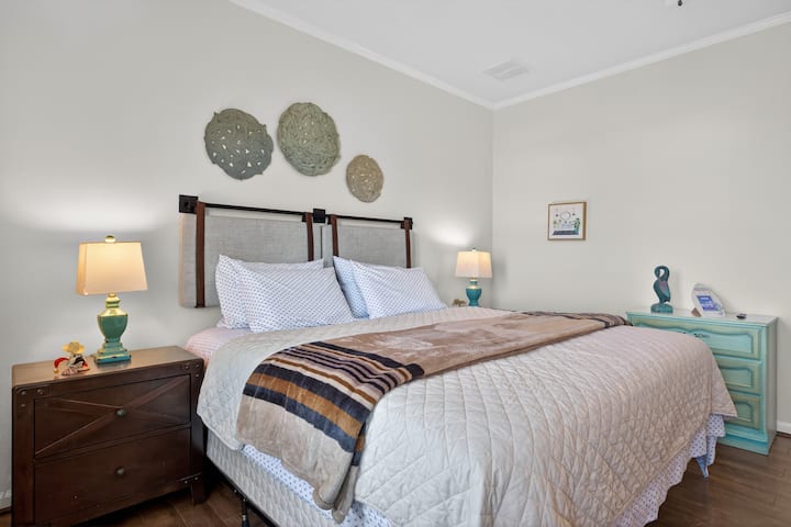 Quarto aconchegante à beira-mar com roupa de cama macia – perfeito para noites de descanso após um dia na praia.