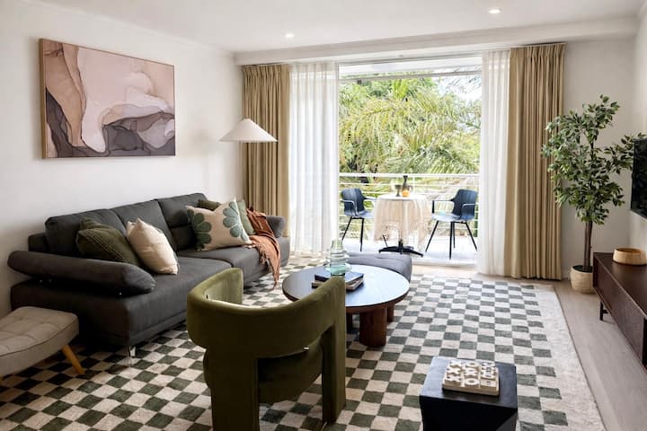 Elegant Waterfront Retreat Harbour & River Views - Williamstown