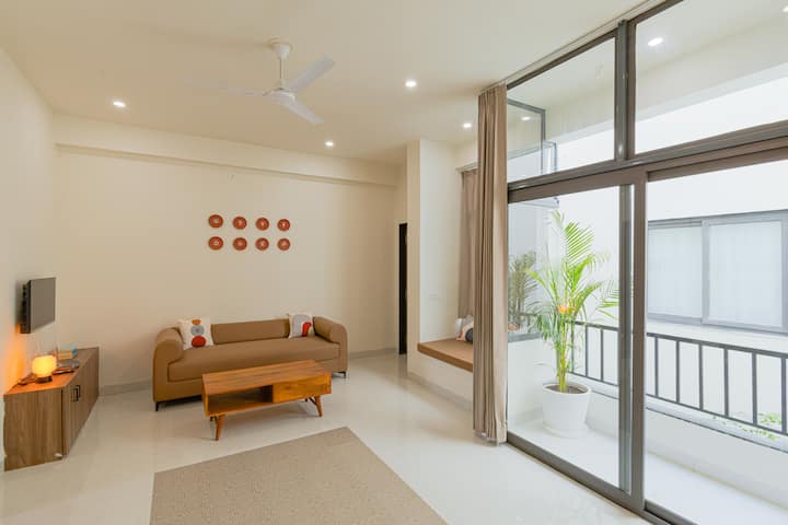 Earth-tone Wabi-sabi 2bhk Near Fatehsagar - 우다이푸르