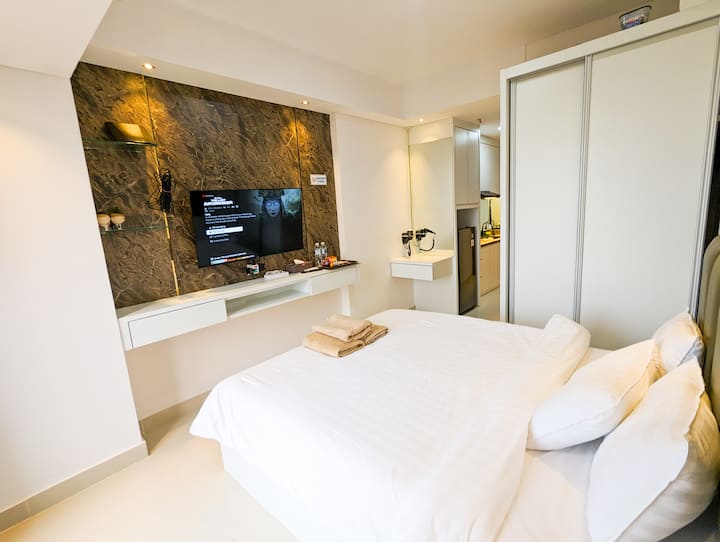 S&d 2103 Studio For 3 Pax W/netflix & Pool @Pollux - Batam