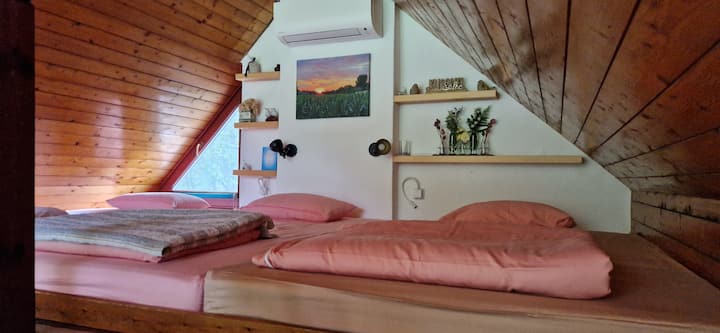 Naš madrac sastoji se od 3 nezalijepljene jezgre madraca (160 × 200) i nudi prostor za 2 – 4 osobe