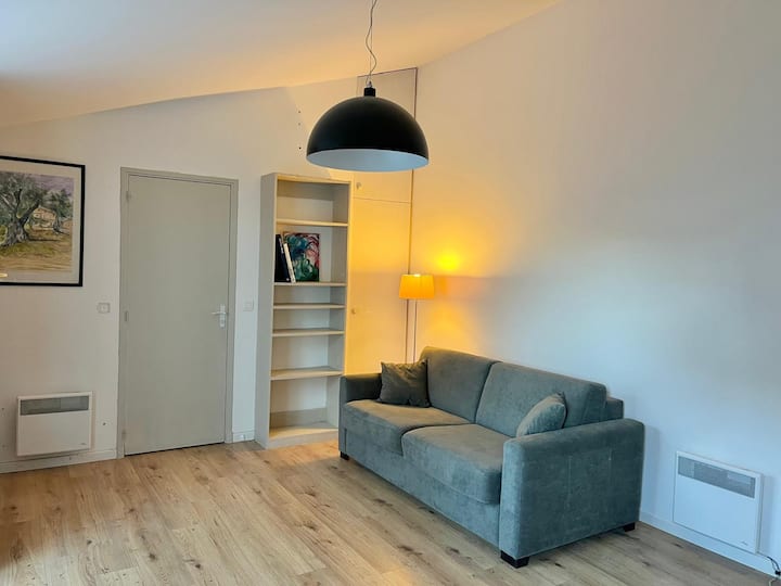 * KI PARASYSH * Dhoma e 4-t e gjumit është një studio, me banjën e saj, e cila është e ndarë nga shtëpia kryesore. Është në të njëjtën pronë dhe hyrja e saj është 3 m nga hyrja e shtëpisë kryesore. Ata ndajnë kopshtin, ndër të tjera. 