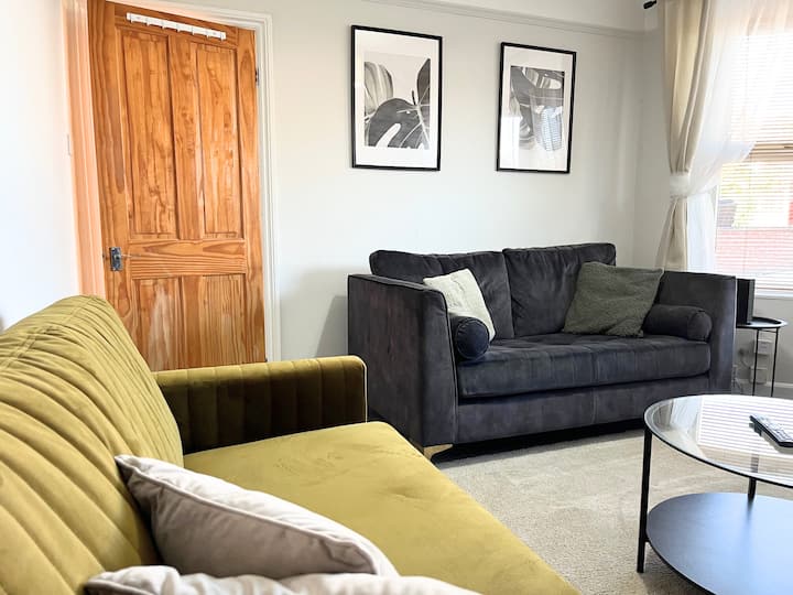 4-bed Semi | Sleeps 7 | Private Drive | Fast Wifi - Lincoln